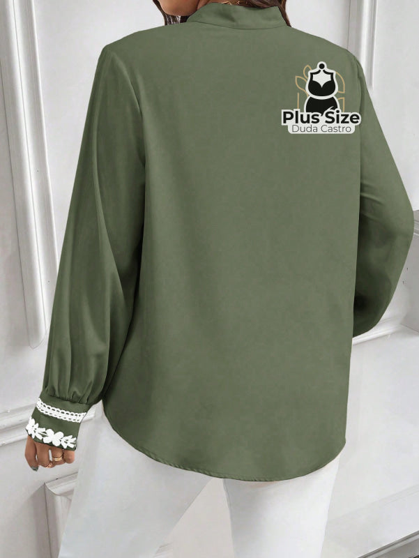 Camisa Romântica Manga Longa com Colarinho e Detalhes em Renda Frontal e no Punho Camisa Romântica Manga Longa com