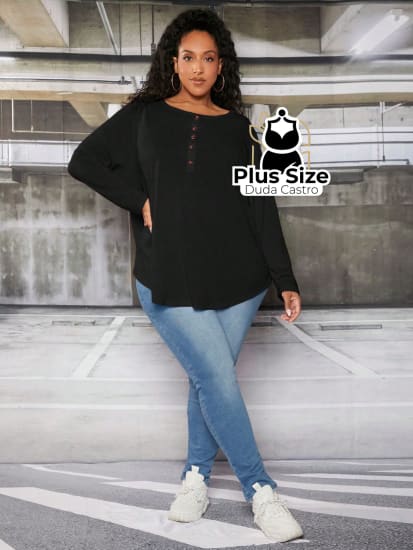 Camiseta Com Detalhe De Botão Decote Redondo Plus Size Extra Blusa