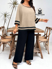 Conjunto de Calça e Blusa Redonda com Detalhes em Contraste Plus Size Conjunto de Calça e Blusa Redonda com Detalhes em