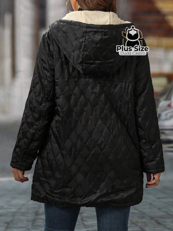 Jaqueta Acolchoada com Zíper e Capuz com forro em Fleece Borg Plus Size Jaqueta Acolchoada com Zíper e Capuz com forro