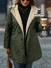 Jaqueta Acolchoada com Zíper e Capuz com forro em Fleece Borg Plus Size Jaqueta Acolchoada com Zíper e Capuz com forro