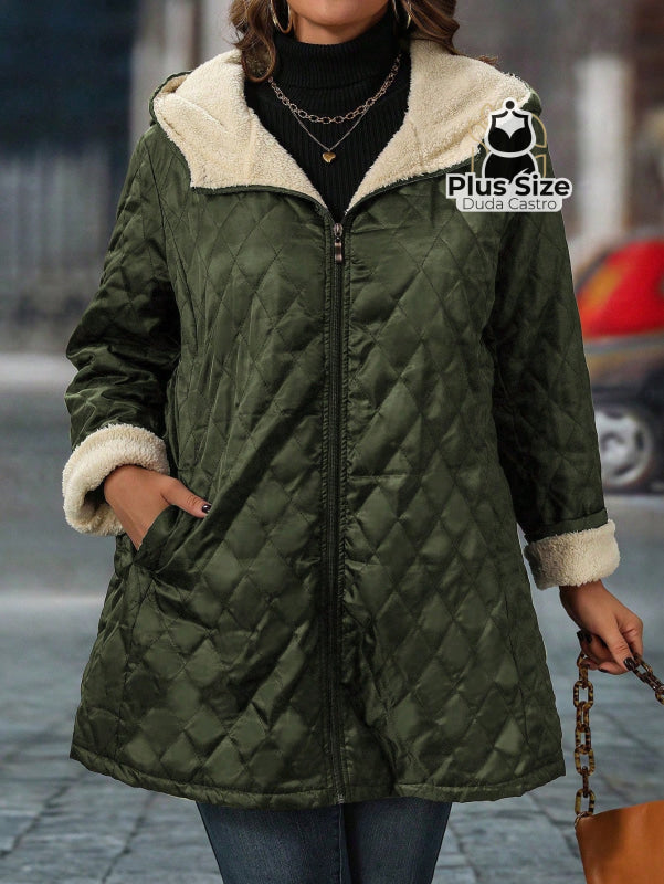 Jaqueta Acolchoada com Zíper e Capuz com forro em Fleece Borg Plus Size Jaqueta Acolchoada com Zíper e Capuz com forro