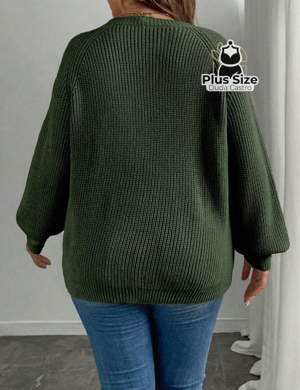 Suéter de Tricô com Borboletas — uma peça perfeita para aquecer com charme nos dias frios. Plus Size Várias Cores