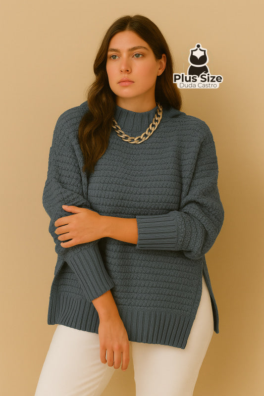 Suéter Plus Size Trama de Luxo – Gola Alta e Textura Premium com Punhos Canelados Suéter Plus Size Trama de Luxo – Gola