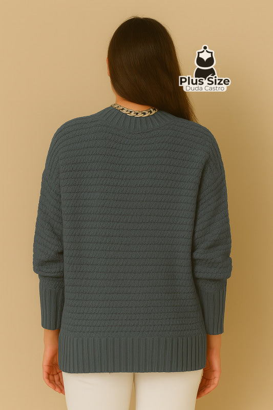 Suéter Plus Size Trama de Luxo – Gola Alta e Textura Premium com Punhos Canelados Suéter Plus Size Trama de Luxo – Gola