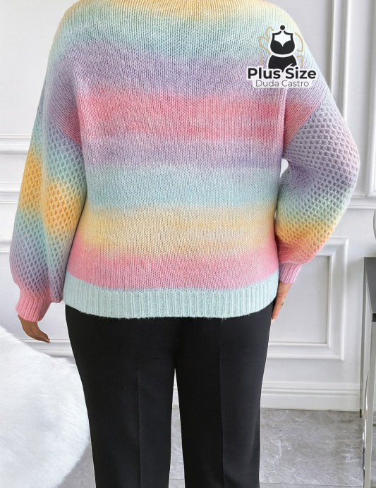 Suéter Tricotado em Lã Acrílica e Poliamida em Degradê de Arco-Íris Plus Size Suéter Tricotado em Lã Acrílica e