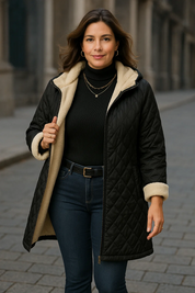 Jaqueta Acolchoada Plus Size com Capuz e Forro Fleece – Quentinha, Sofisticada e Imponente