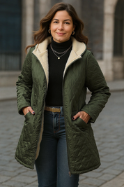 Jaqueta Acolchoada Plus Size com Capuz e Forro Fleece – Quentinha, Sofisticada e Imponente