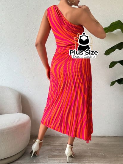 Vestido Plissado Ombro Assimétrico Em Plus Size Várias Cores