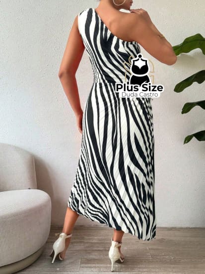 Vestido Plissado Ombro Assimétrico Em Plus Size Várias Cores