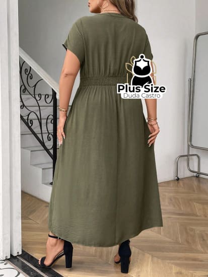 Vestido Plus Size Verde Com Botões E Detalhe Plissado